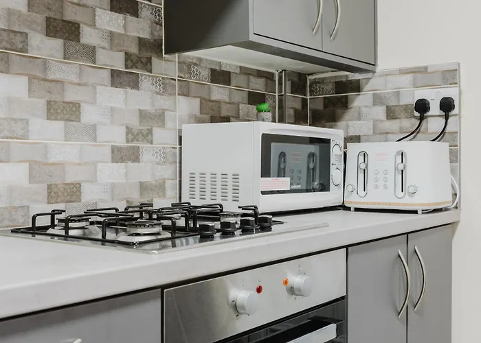 20, Stylish 3 Bedroom House - Free Parking