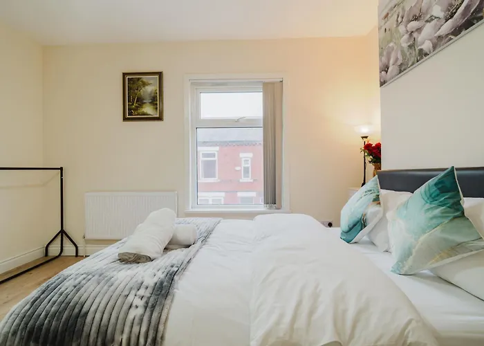 20, Stylish 3 Bedroom House - Free Parking